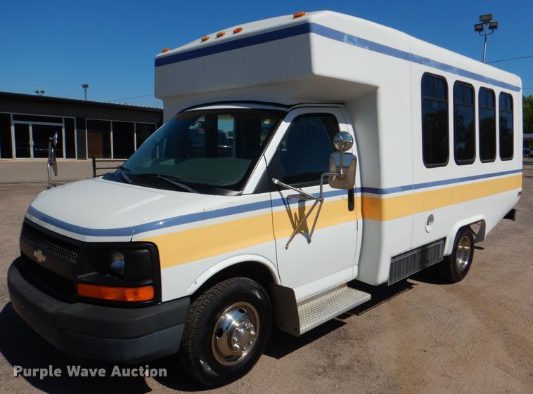 image for item HL9455 2004 Chevrolet Express G3500  shuttle bus