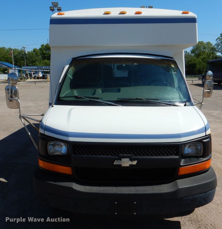 image for item HL9455 2004 Chevrolet Express G3500  shuttle bus