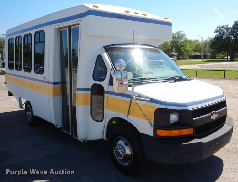 image for item HL9455 2004 Chevrolet Express G3500  shuttle bus