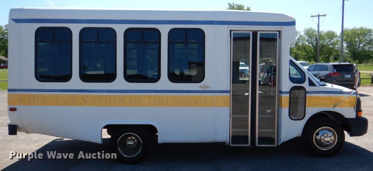 image for item HL9455 2004 Chevrolet Express G3500  shuttle bus