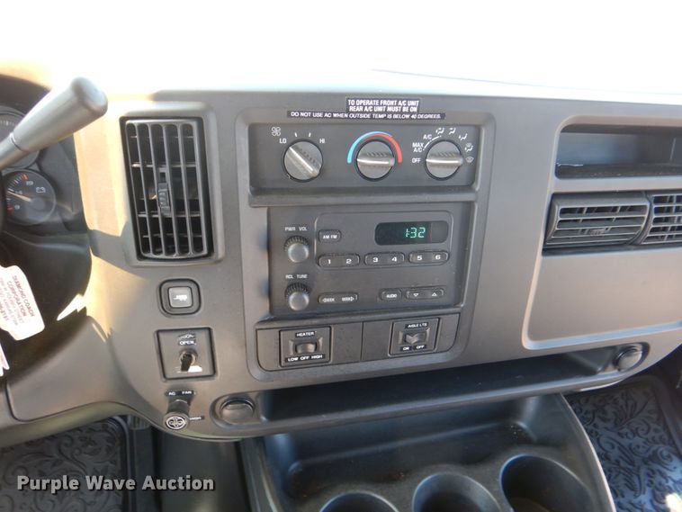 image for item HL9455 2004 Chevrolet Express G3500  shuttle bus