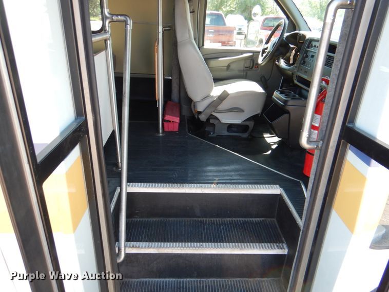 image for item HL9455 2004 Chevrolet Express G3500  shuttle bus