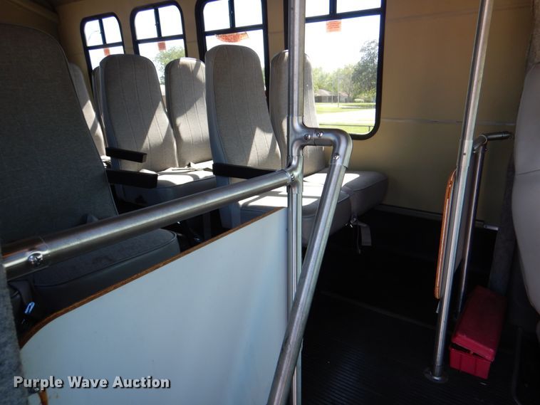 image for item HL9455 2004 Chevrolet Express G3500  shuttle bus