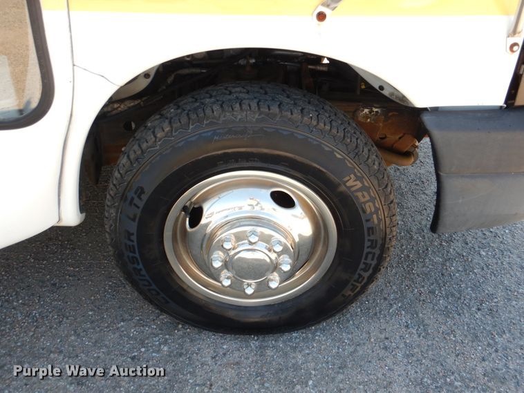 image for item HL9455 2004 Chevrolet Express G3500  shuttle bus