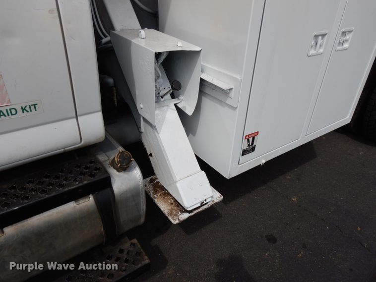 image for item HR9249 2004 GMC C7500  forestry bucket truck