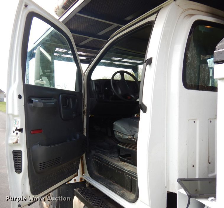 image for item HR9249 2004 GMC C7500  forestry bucket truck