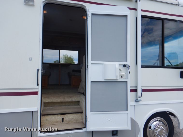 image for item HX9249 2002 Winnebago Sightseer  RV