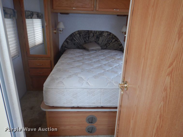 image for item HX9249 2002 Winnebago Sightseer  RV