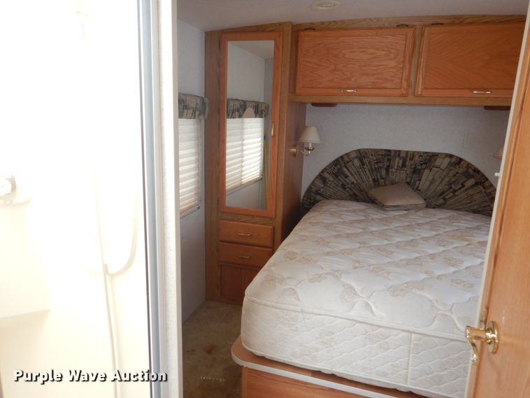 image for item HX9249 2002 Winnebago Sightseer  RV