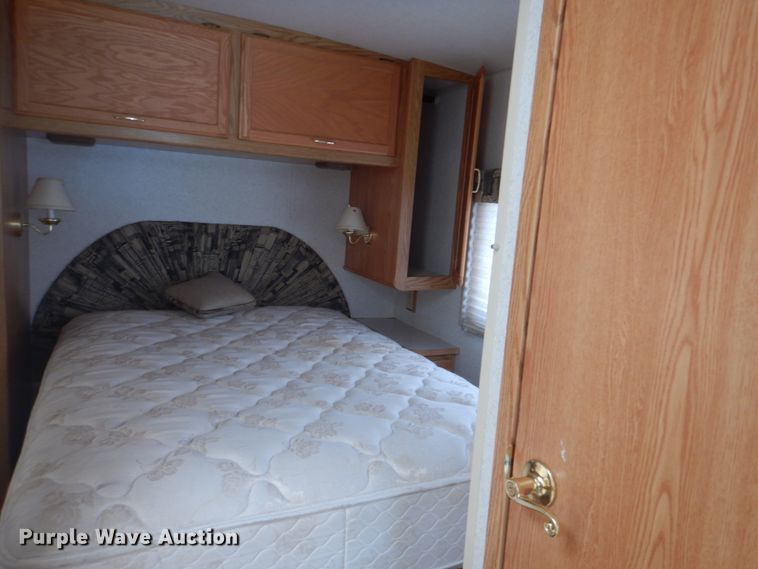 image for item HX9249 2002 Winnebago Sightseer  RV