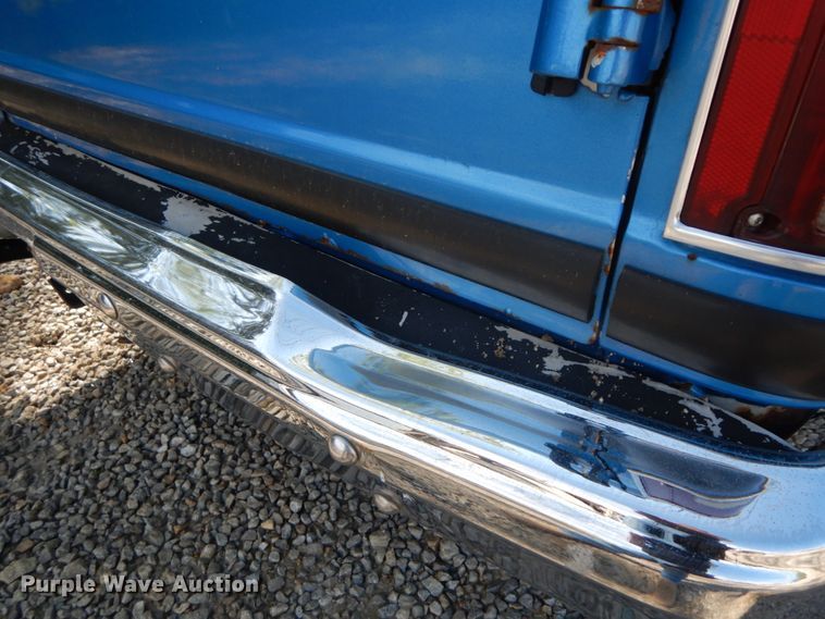 image for item IL9302 1983 Chevrolet C20 Suburban  SUV