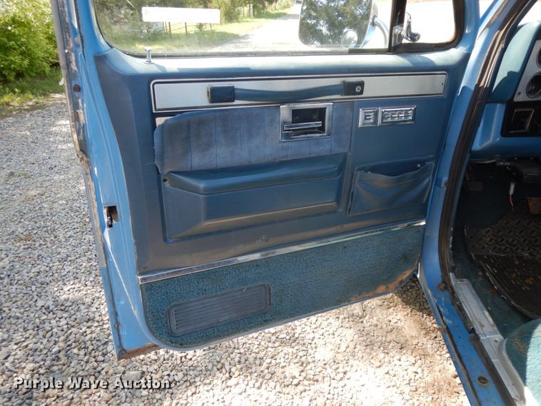 image for item IL9302 1983 Chevrolet C20 Suburban  SUV