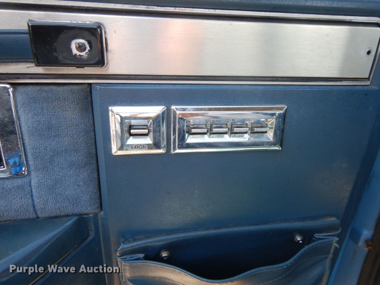 image for item IL9302 1983 Chevrolet C20 Suburban  SUV