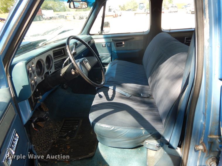 image for item IL9302 1983 Chevrolet C20 Suburban  SUV