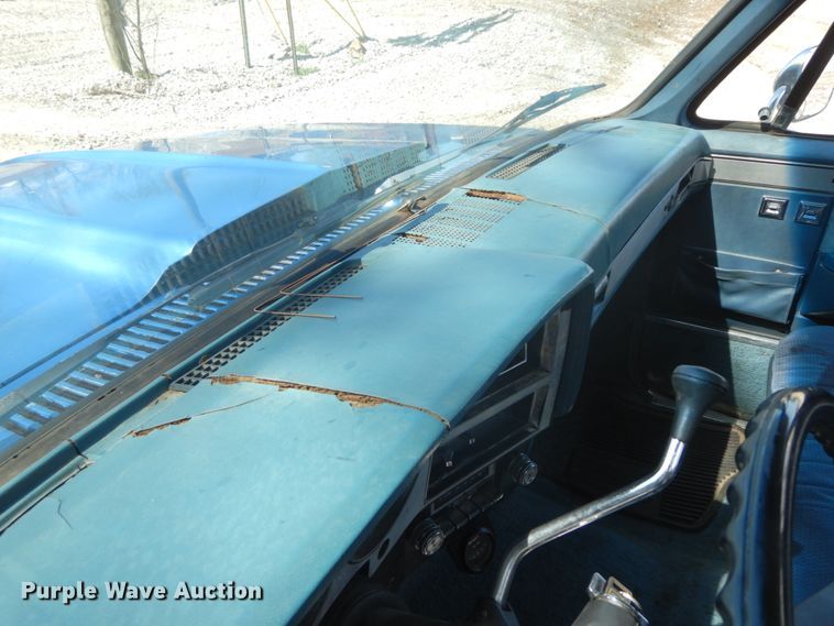 image for item IL9302 1983 Chevrolet C20 Suburban  SUV