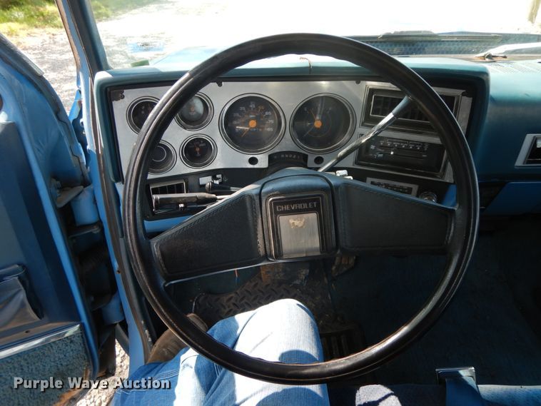 image for item IL9302 1983 Chevrolet C20 Suburban  SUV