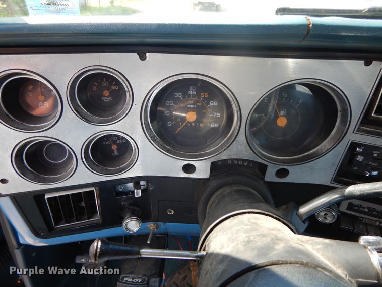 image for item IL9302 1983 Chevrolet C20 Suburban  SUV