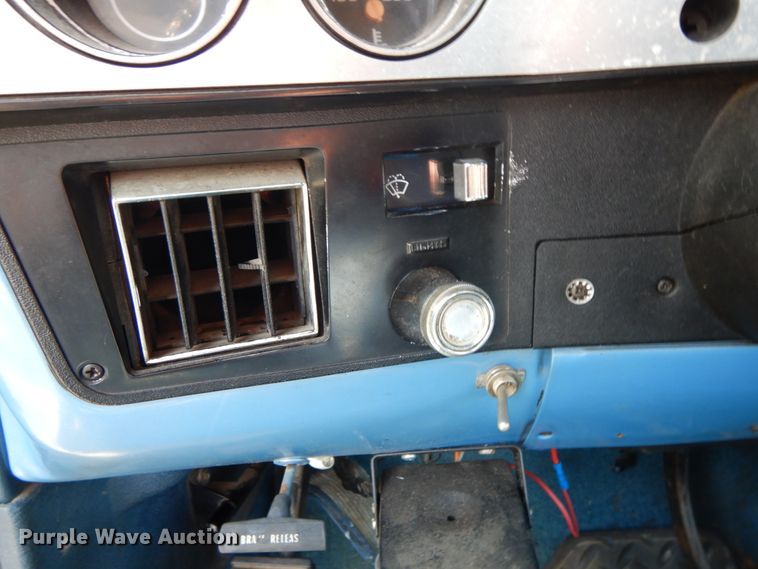 image for item IL9302 1983 Chevrolet C20 Suburban  SUV