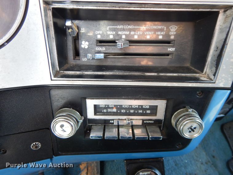 image for item IL9302 1983 Chevrolet C20 Suburban  SUV