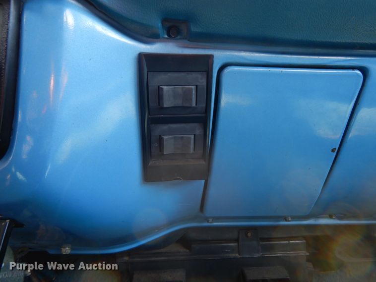 image for item IL9302 1983 Chevrolet C20 Suburban  SUV