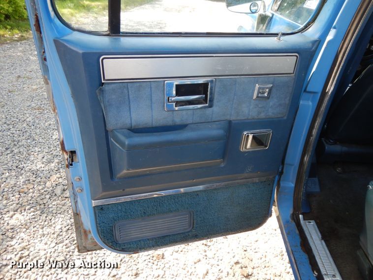 image for item IL9302 1983 Chevrolet C20 Suburban  SUV