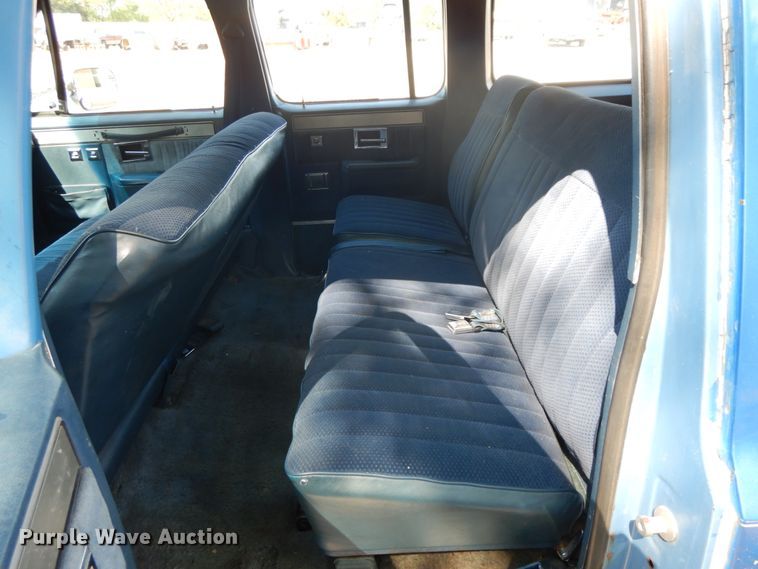 image for item IL9302 1983 Chevrolet C20 Suburban  SUV