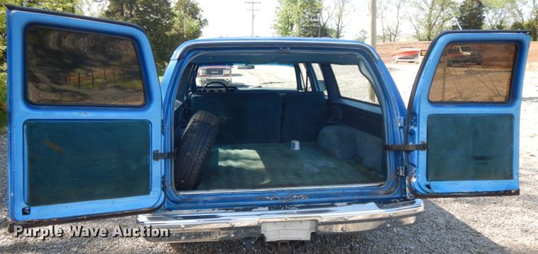 image for item IL9302 1983 Chevrolet C20 Suburban  SUV