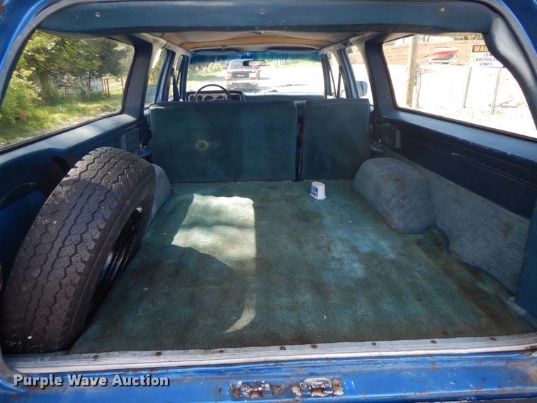 image for item IL9302 1983 Chevrolet C20 Suburban  SUV