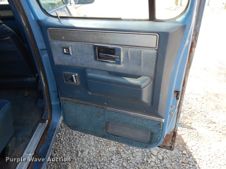 image for item IL9302 1983 Chevrolet C20 Suburban  SUV