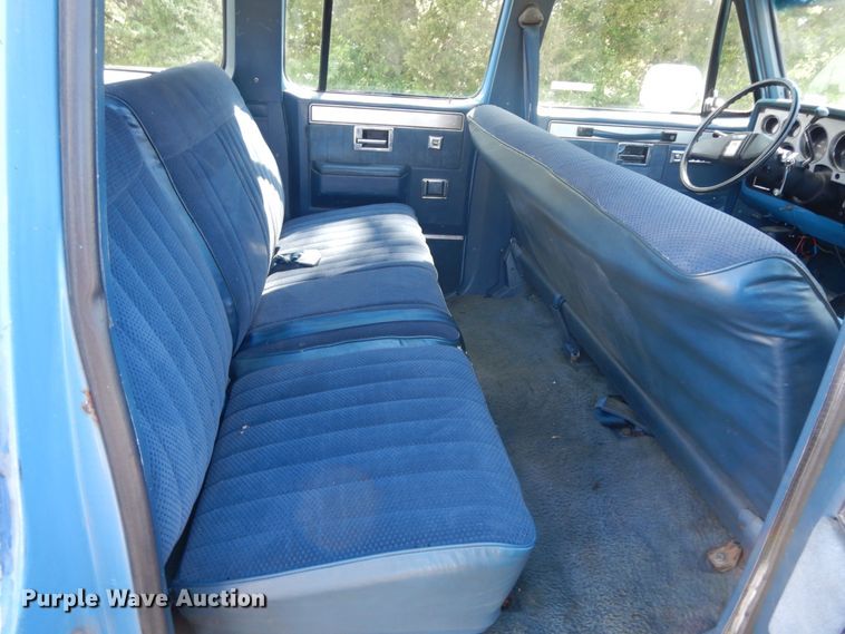 image for item IL9302 1983 Chevrolet C20 Suburban  SUV