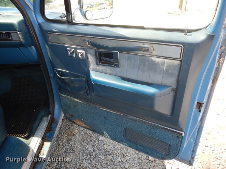 image for item IL9302 1983 Chevrolet C20 Suburban  SUV