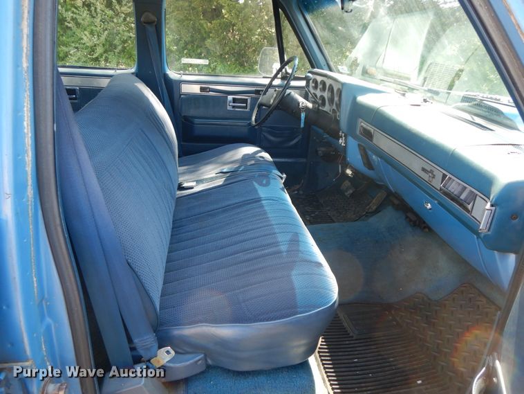 image for item IL9302 1983 Chevrolet C20 Suburban  SUV