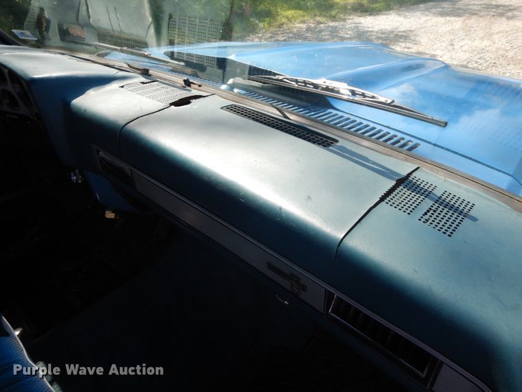 image for item IL9302 1983 Chevrolet C20 Suburban  SUV