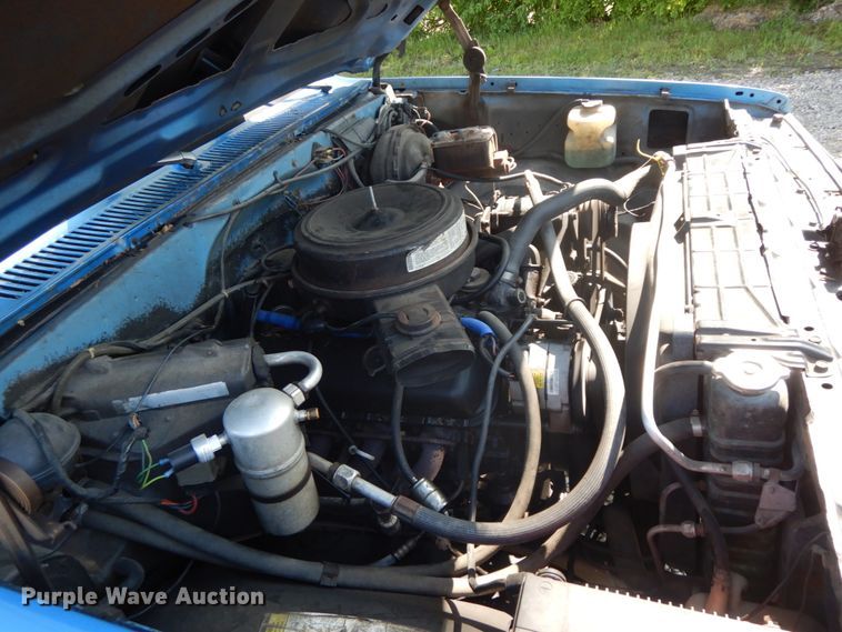 image for item IL9302 1983 Chevrolet C20 Suburban  SUV