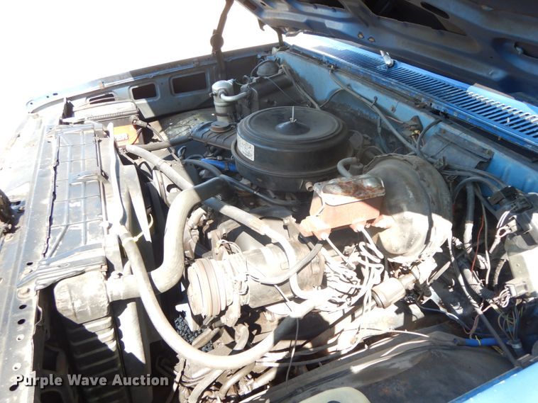 image for item IL9302 1983 Chevrolet C20 Suburban  SUV