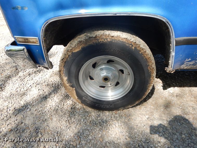 image for item IL9302 1983 Chevrolet C20 Suburban  SUV