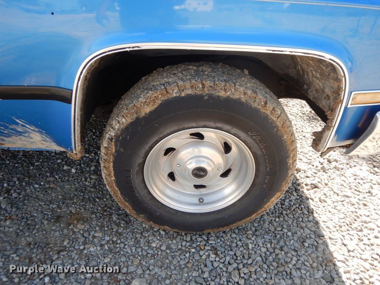 image for item IL9302 1983 Chevrolet C20 Suburban  SUV