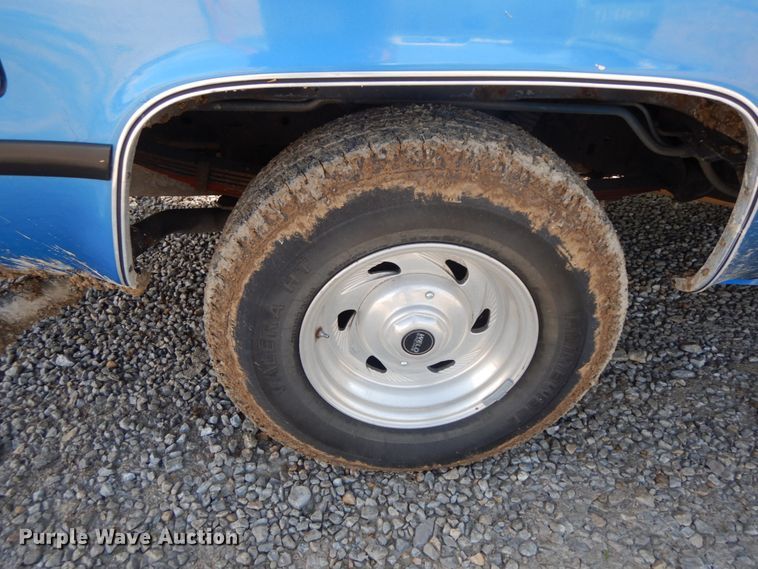 image for item IL9302 1983 Chevrolet C20 Suburban  SUV