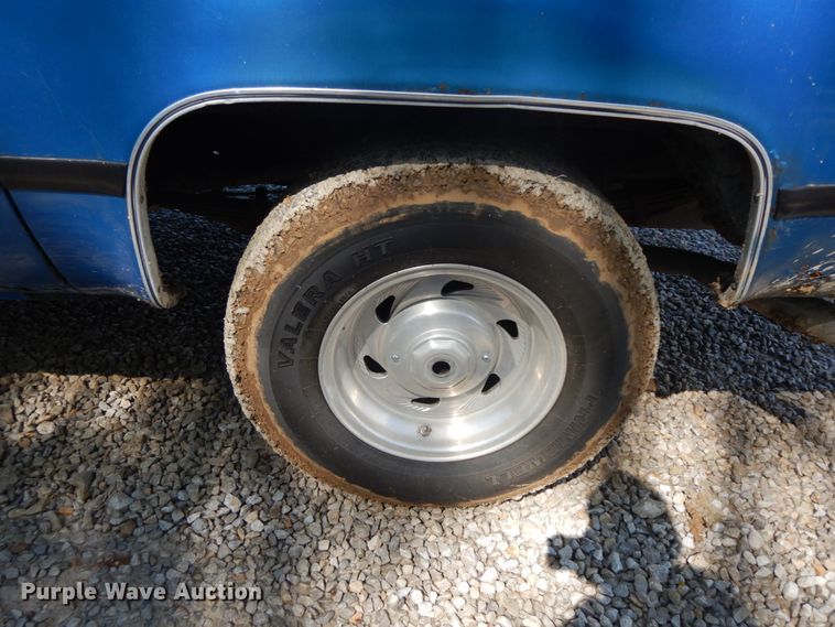 image for item IL9302 1983 Chevrolet C20 Suburban  SUV