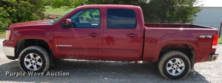 image for item IL9308 2007 GMC Sierra 1500  Crew Cab pickup truck