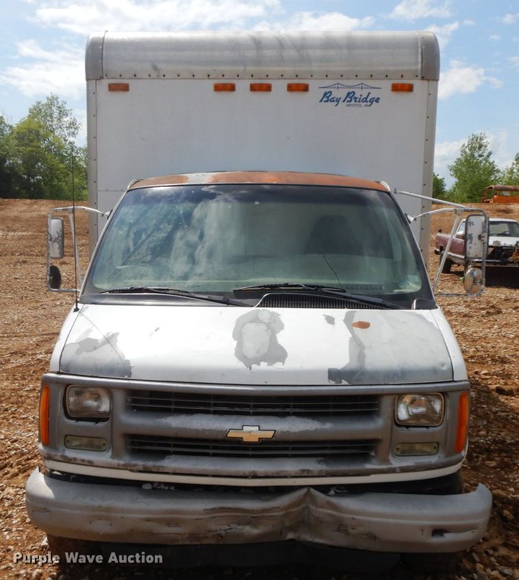 image for item IL9327 2001 Chevrolet Express G3500  box truck