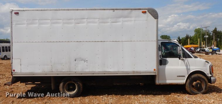 image for item IL9327 2001 Chevrolet Express G3500  box truck