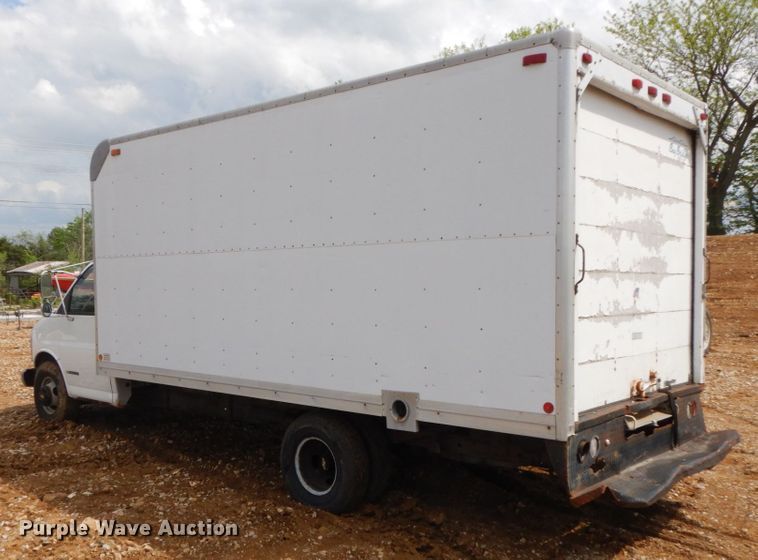 image for item IL9327 2001 Chevrolet Express G3500  box truck