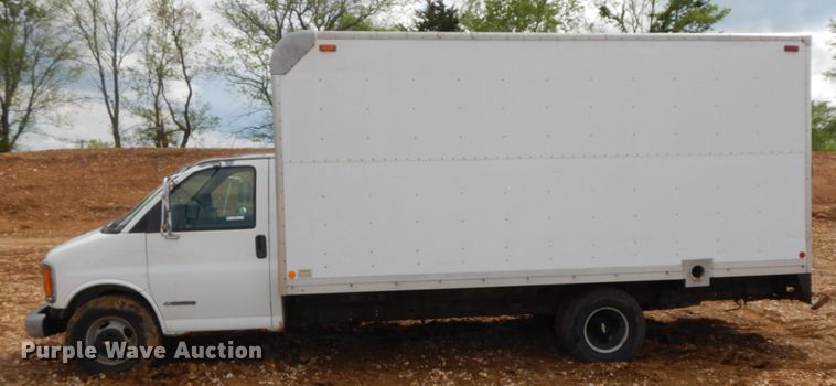 image for item IL9327 2001 Chevrolet Express G3500  box truck