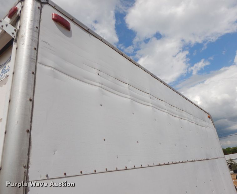 image for item IL9327 2001 Chevrolet Express G3500  box truck