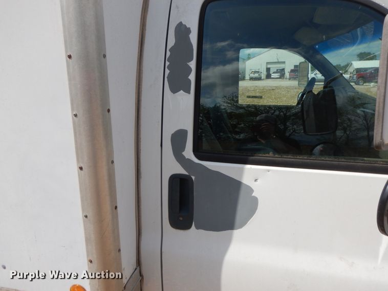 image for item IL9327 2001 Chevrolet Express G3500  box truck