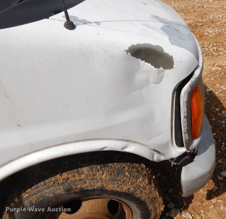 image for item IL9327 2001 Chevrolet Express G3500  box truck