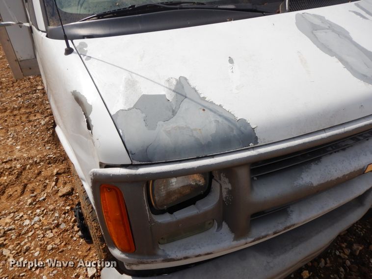 image for item IL9327 2001 Chevrolet Express G3500  box truck
