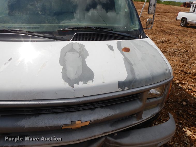 image for item IL9327 2001 Chevrolet Express G3500  box truck