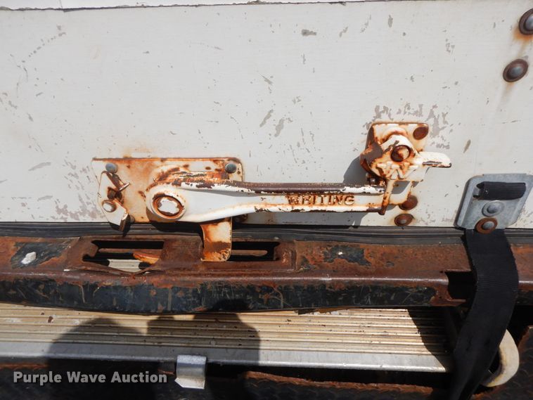 image for item IL9327 2001 Chevrolet Express G3500  box truck